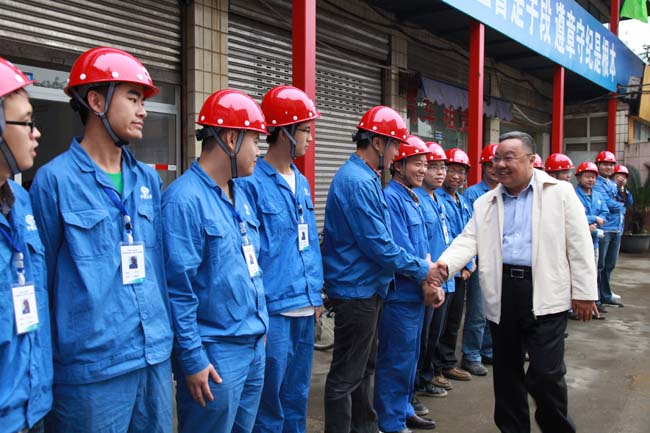 中國(guó)五冶集團(tuán)董事長(zhǎng)、黨委書(shū)記程并強(qiáng)與項(xiàng)目部員工親切握手致意，祝大家節(jié)日快樂(lè)。