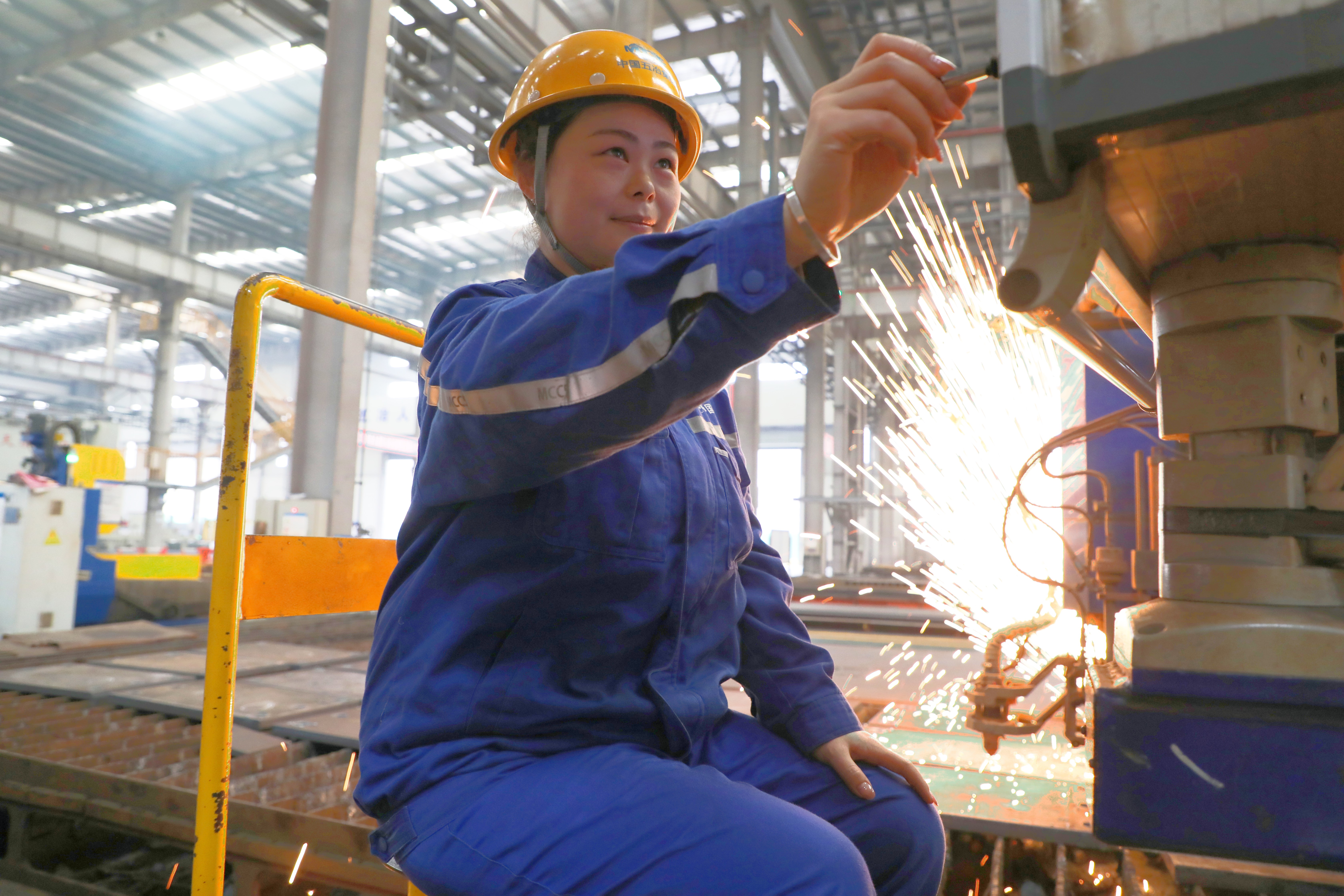 6.劉霞,中冶西部鋼構二車間數控操作工。.JPG undefined